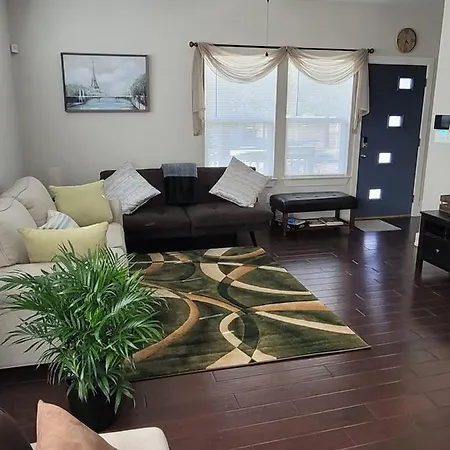 Spacious Townhouse Minutes From Downtown Sa.